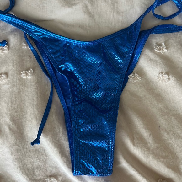 Bikini - Picture 3 of 5